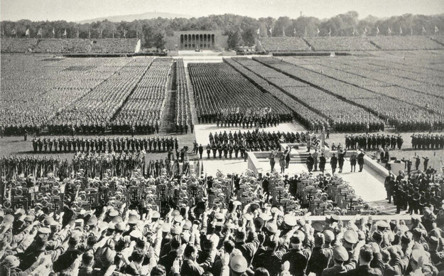 Schwarzweißaufnahme von einem großen Aufmarsch von Nationalsozialisten auf dem Reichsparteitagsgelände
