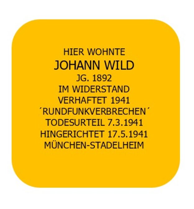 Stilisierter goldener Stolperstein mit der Aufschrift: 'Hier wohnte Johann Wild, Jahrgang 1892, im Widerstand verhaftet 1941 für Rundfunkverbrechen, Todesurteil 7.3.1941, hingerichtet 17.5.1941, München-Stadelheim'