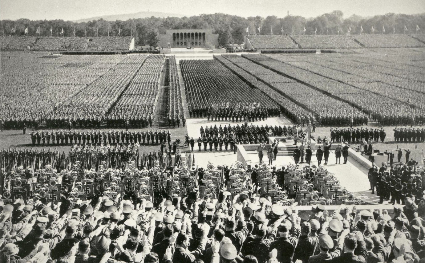 Schwarzweißaufnahme von einem großen Aufmarsch von Nationalsozialisten auf dem Reichsparteitagsgelände